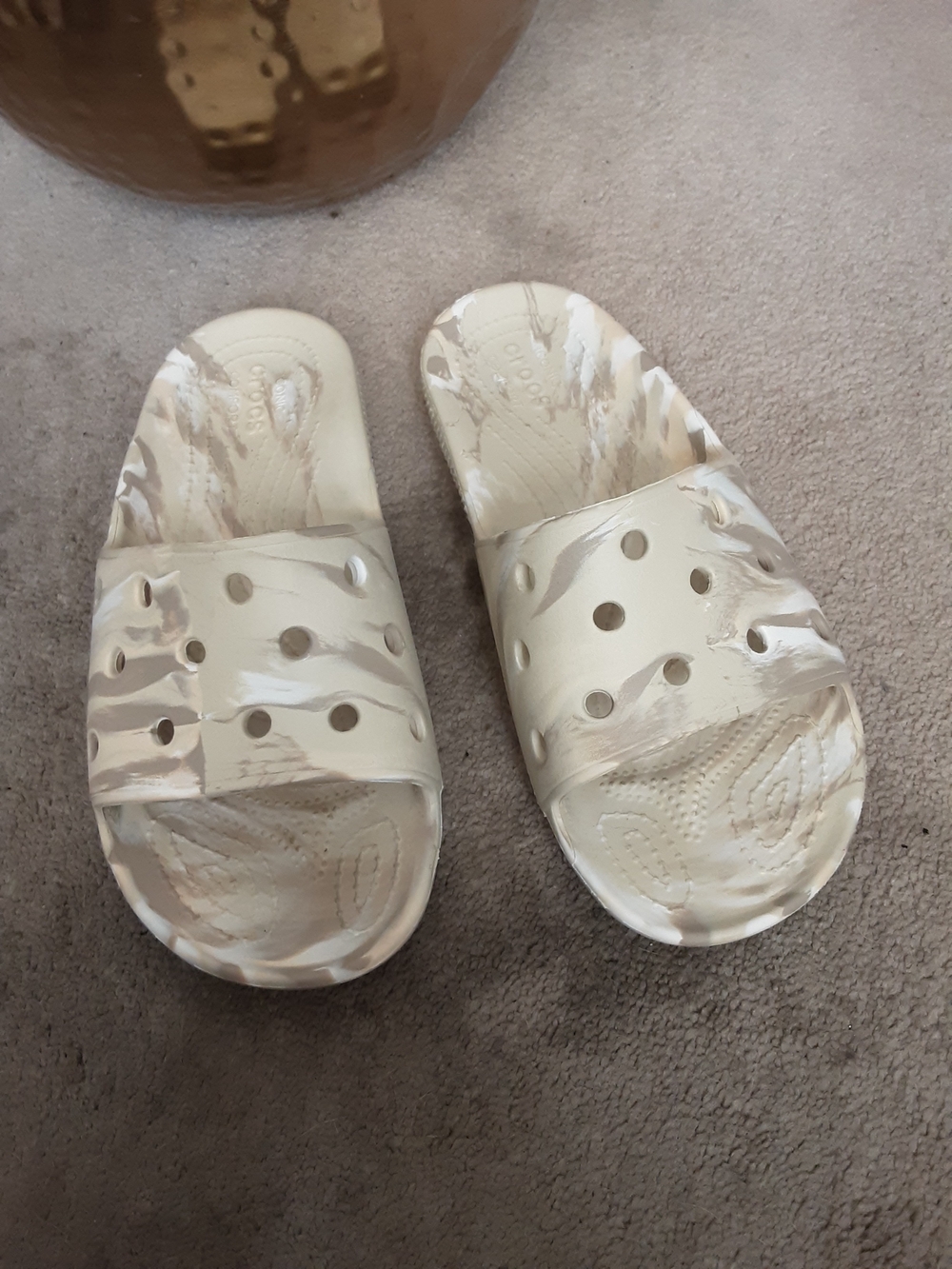 CROCS Marble-Pattern Slide Sandals in Cream and Beige